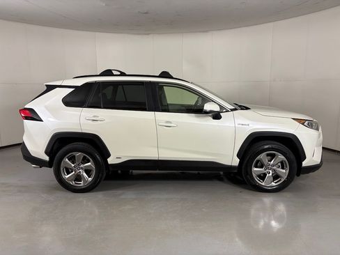 Used 2021 Toyota RAV4 XLE Premium AWD/4WD image 9