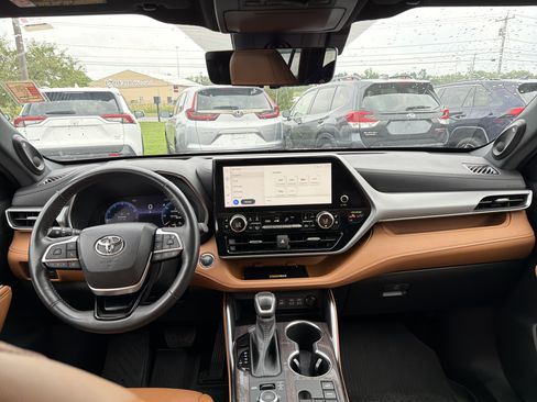 Used 2023 Toyota Highlander Platinum AWD/4WD image 12