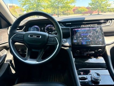 Used 2023 Jeep Grand Cherokee L Limited w/ Luxury Tech Group II AWD/4WD image 19