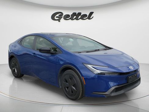 Used 2024 Toyota Prius LE image 2