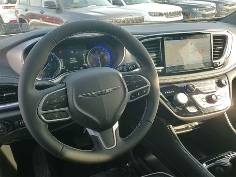 New 2026 Chrysler Pacifica Limited w/ Uconnect Theater Family Group image 32