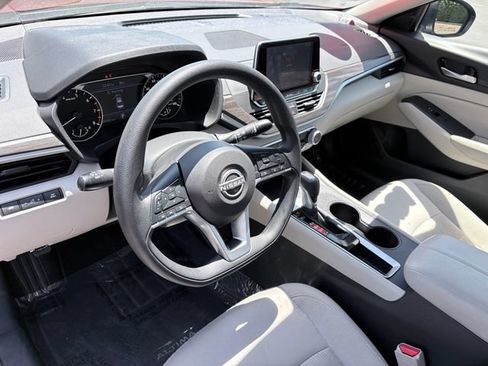 Used 2025 Nissan Altima 2.5 SV FWD image 7