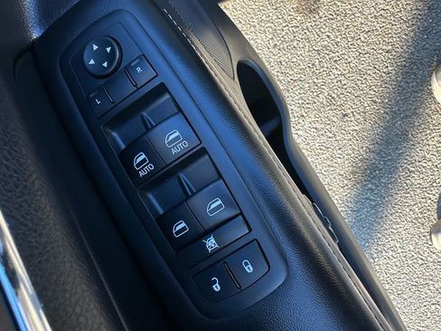 Used 2017 Jeep Grand Cherokee Limited image 28