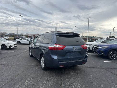 Used 2017 Toyota Sienna XLE Premium image 3