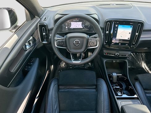 Used 2021 Volvo XC40 T4 R-Design image 23