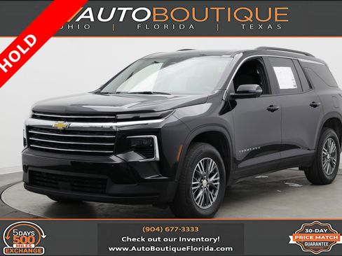 Used 2025 Chevrolet Traverse LT w/ Driver Confidence Package FWD image 1