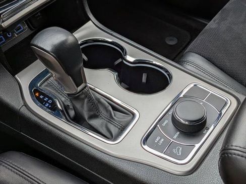 Certified 2022 Jeep Grand Cherokee Laredo X AWD/4WD image 17