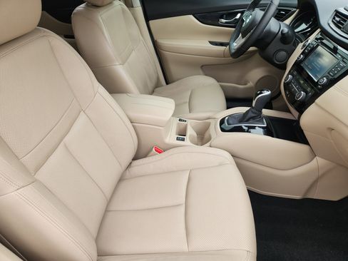 Used 2017 Nissan Rogue SL image 14