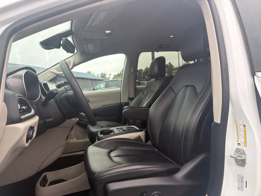 Used 2024 Chrysler Pacifica Touring-L FWD image 10