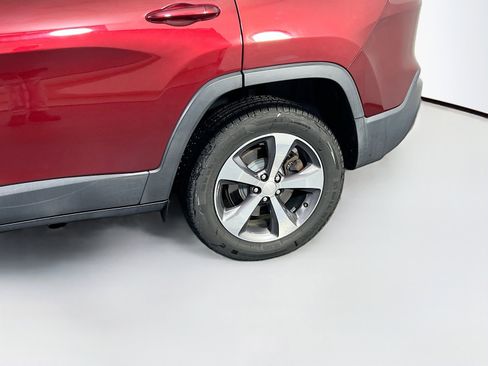 Used 2019 Jeep Cherokee Limited image 31