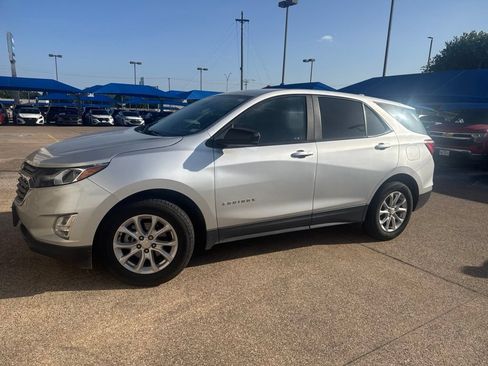 Used 2021 Chevrolet Equinox LS w/ LS Convenience Package FWD image 1