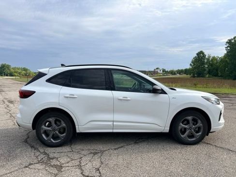 Used 2023 Ford Escape ST-Line w/ Tech Pack #1 AWD/4WD image 6