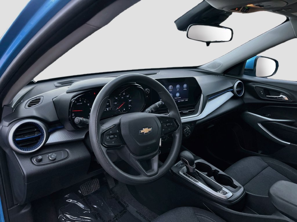 Used 2025 Chevrolet Trax LS w/ LS Convenience Package FWD image 9