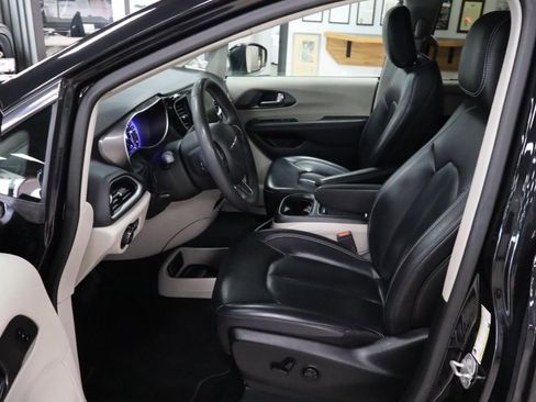 Used 2023 Chrysler Pacifica Touring-L FWD image 10