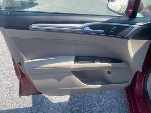 Used 2018 Ford Fusion SE FWD image 12