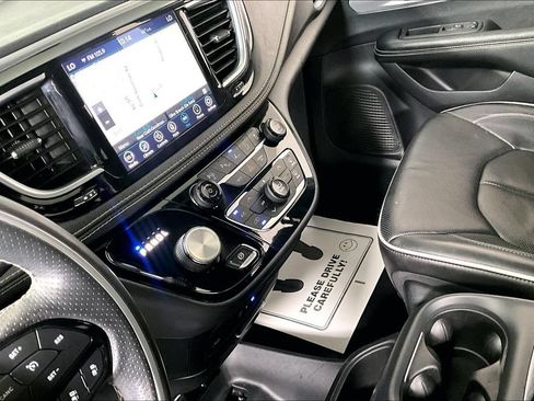 Used 2020 Chrysler Pacifica Limited w/ Advanced Safetytec Group FWD image 17