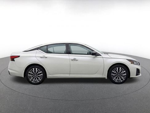 Used 2025 Nissan Altima 2.5 SV FWD image 14