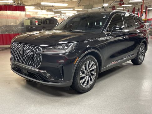 Used 2025 Lincoln Aviator 2WD image 5