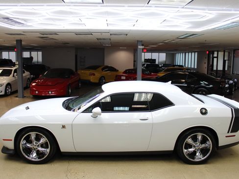 Used 2016 Dodge Challenger R/T Scat Pack w/ Leather Interior Group image 19