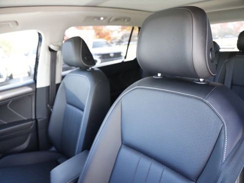 Used 2022 Volkswagen Tiguan SE image 14