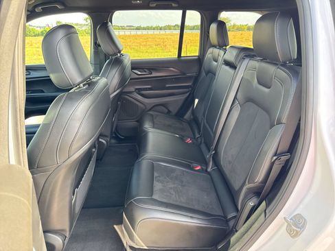 Used 2025 Jeep Grand Cherokee Altitude AWD/4WD image 21