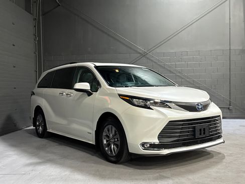 Used 2021 Toyota Sienna XLE w/ XLE Plus Package AWD/4WD image 1