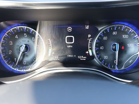 Used 2025 Chrysler Pacifica Limited FWD image 34