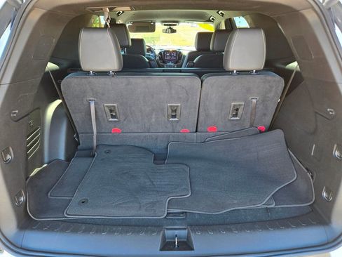 Used 2023 Chevrolet Traverse LT w/ LPO, Cargo Package FWD image 11