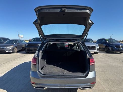 Used 2019 Volkswagen Golf S image 9