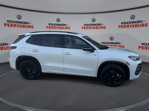 New 2026 Volkswagen Tiguan SE R-Line image 9