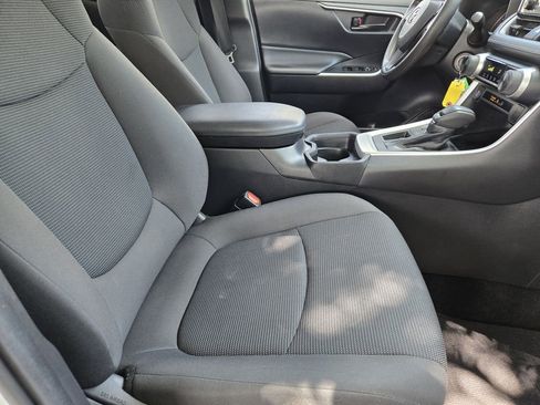 Used 2021 Toyota RAV4 LE FWD image 9