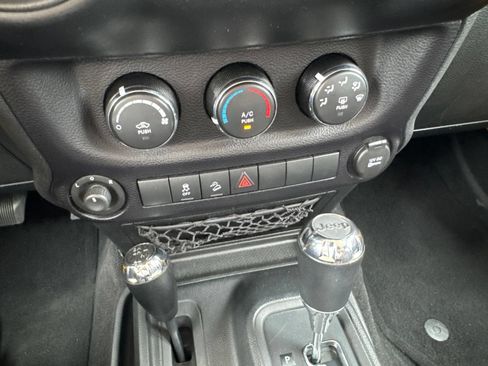 Used 2015 Jeep Wrangler Unlimited Sport w/ Quick Order Package 24S AWD/4WD image 21
