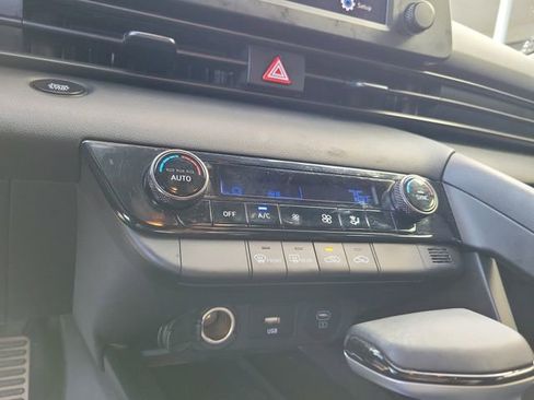 Used 2025 Hyundai Elantra Sport FWD image 21
