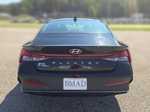 Used 2024 Hyundai Elantra SEL FWD image 12