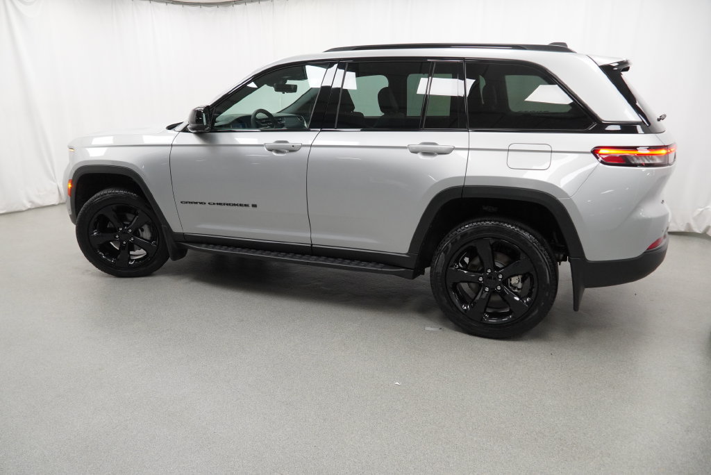 Certified 2025 Jeep Grand Cherokee Limited w/ Luxury Tech Group II AWD/4WD image 28