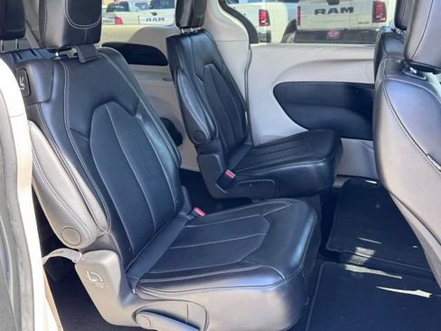 Used 2024 Chrysler Pacifica Touring-L FWD image 15