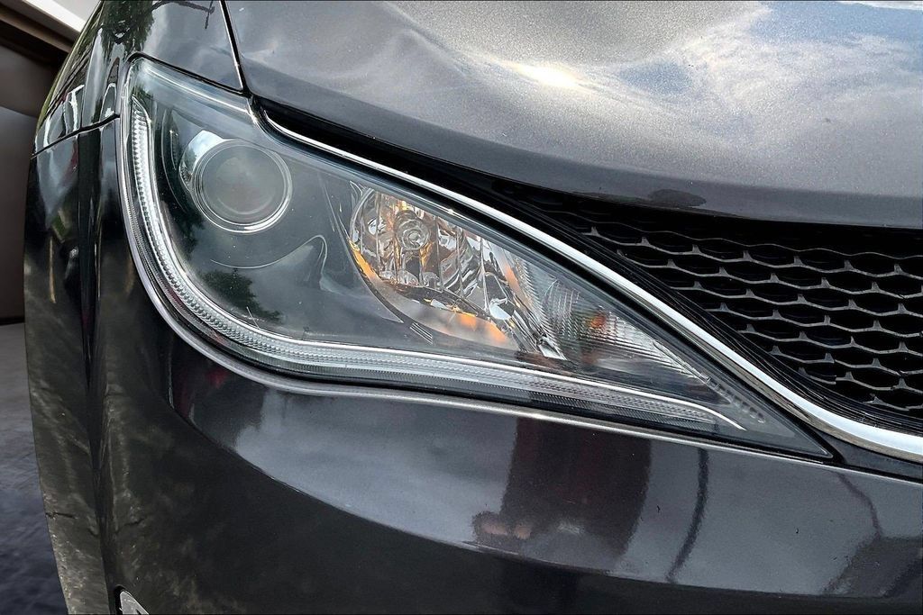 Used 2018 Chrysler Pacifica Touring-L w/ Tire & Wheel Group FWD image 32