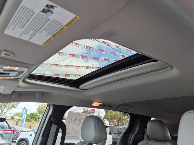 Used 2025 Toyota Sienna XLE FWD image 19