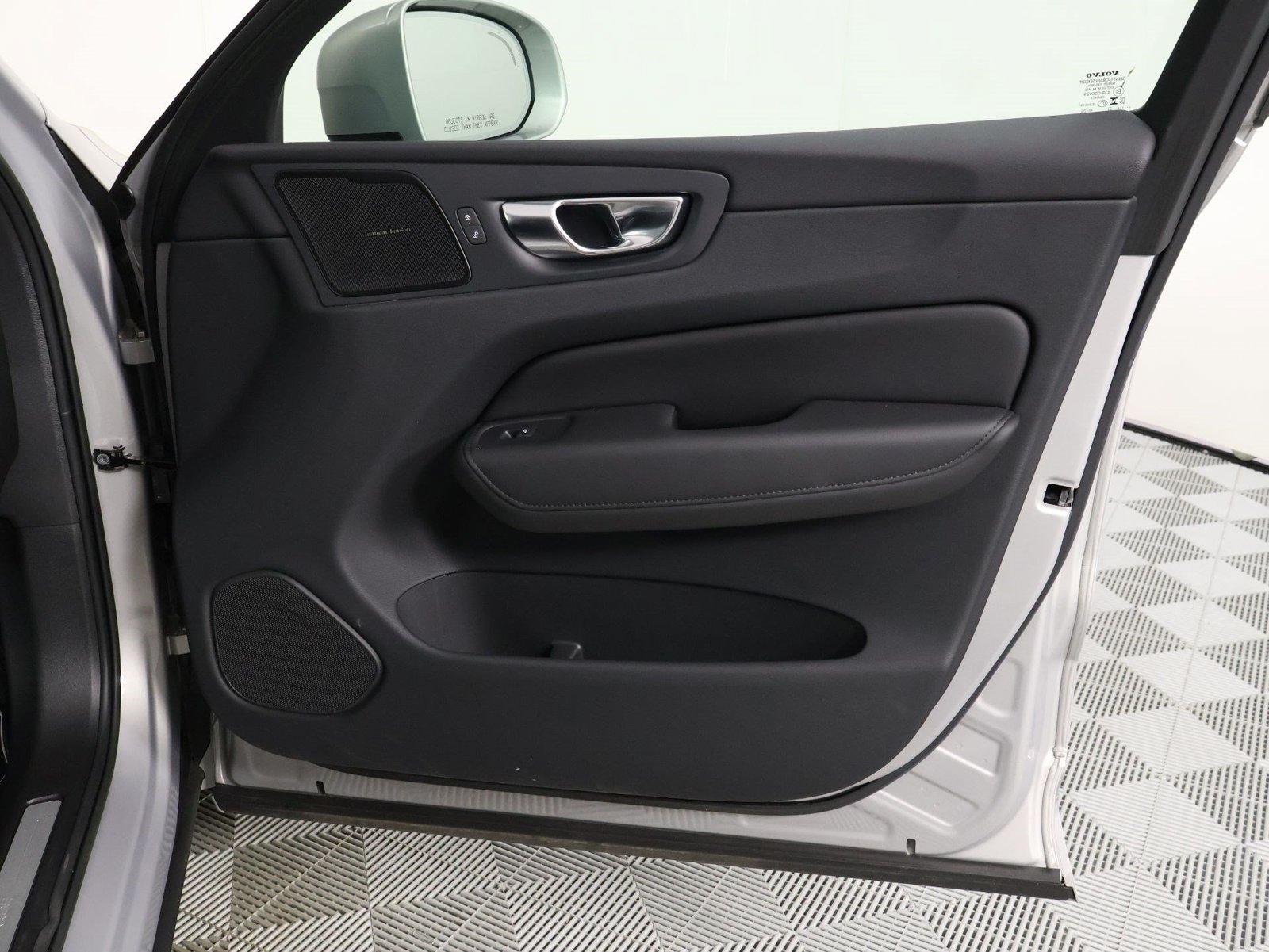 Certified 2023 Volvo XC60 T8 Plus AWD/4WD image 21