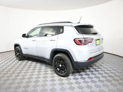 Used 2024 Jeep Compass Latitude AWD/4WD image 4