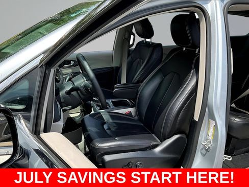 Used 2024 Chrysler Pacifica Touring-L FWD image 22