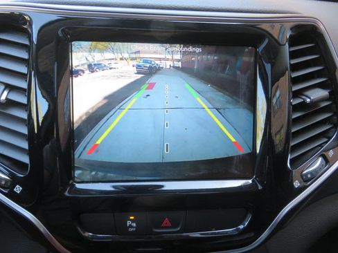 Used 2019 Jeep Cherokee Limited AWD/4WD image 18