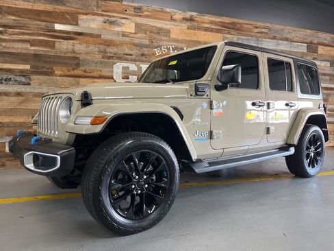 Used 2022 Jeep Wrangler Unlimited Sahara w/ Cold Weather Group AWD/4WD image 18