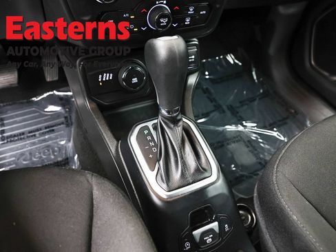 Used 2023 Jeep Renegade Latitude AWD/4WD image 12