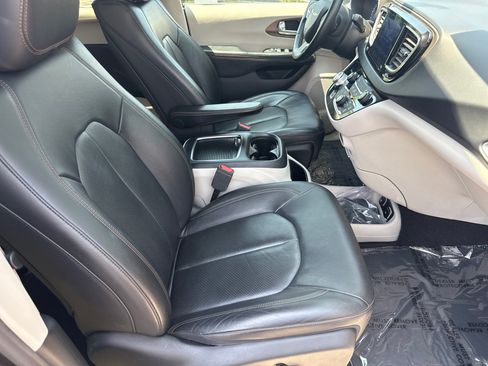 Used 2017 Chrysler Pacifica Touring-L Plus w/ Tire & Wheel Group FWD image 12
