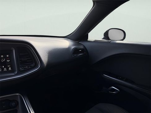 Used 2019 Dodge Challenger SXT image 31