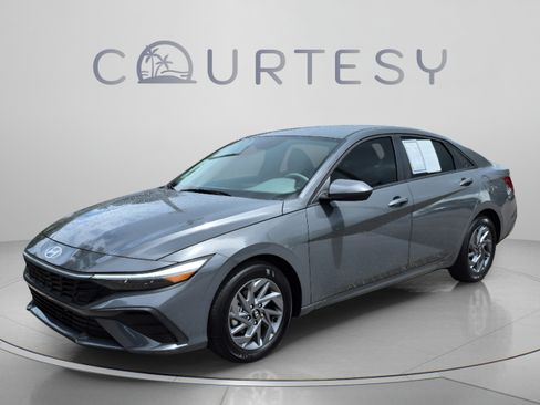 Used 2025 Hyundai Elantra Hybrid FWD image 1