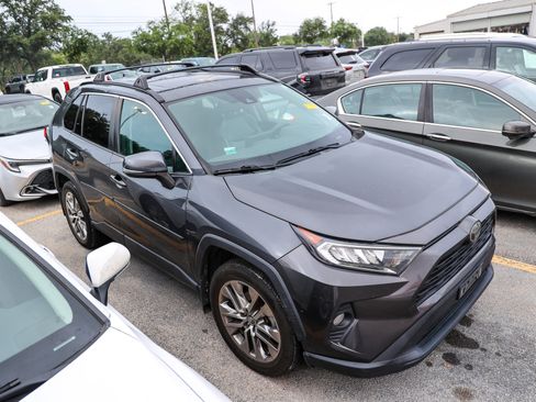 Used 2020 Toyota RAV4 XLE Premium FWD image 7