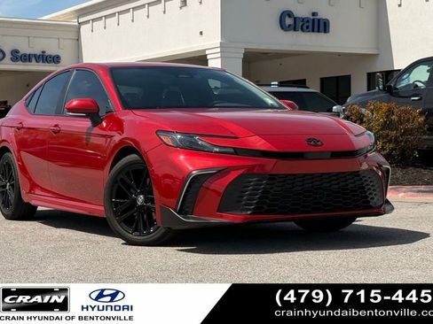 Used 2025 Toyota Camry SE image 1