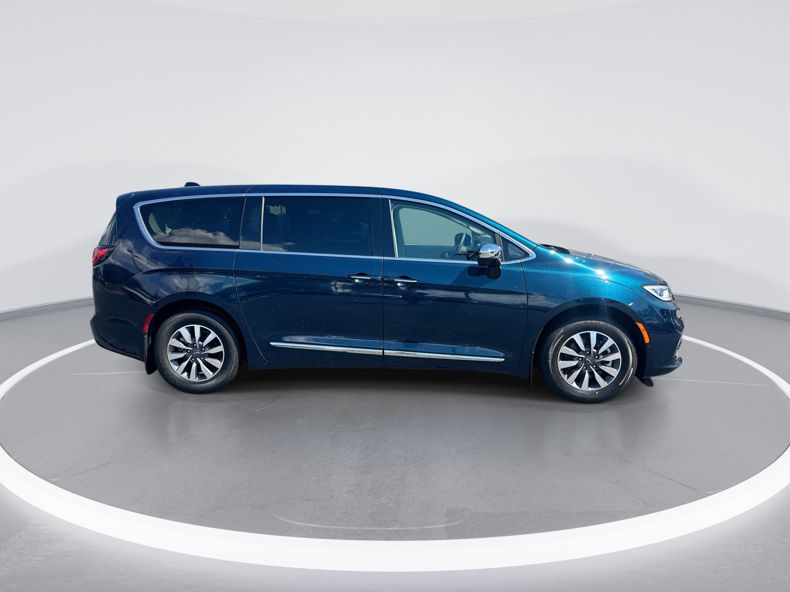 Used 2023 Chrysler Pacifica Limited FWD image 10
